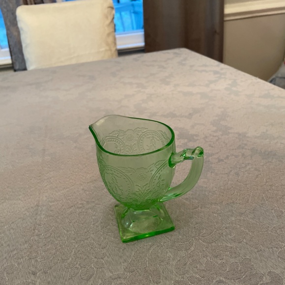 1930’s green horseshoe design depression glass - Picture 2 of 3